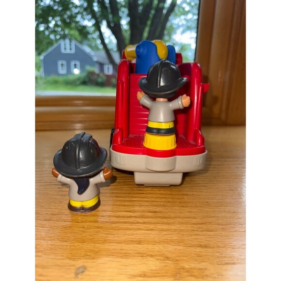 Fisher-Price Little People Fire Truck With 2 Firefighter Figures & Sound - Picture 4 of 5